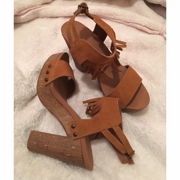 ✨Fringe Rustic Heel Platforms✨ - Picture 4 of 4